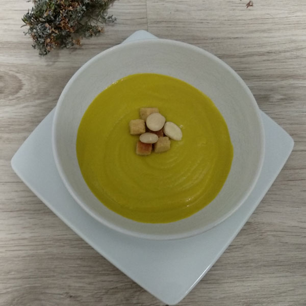 Crema de pastanaga i esparrecs amb ametlles